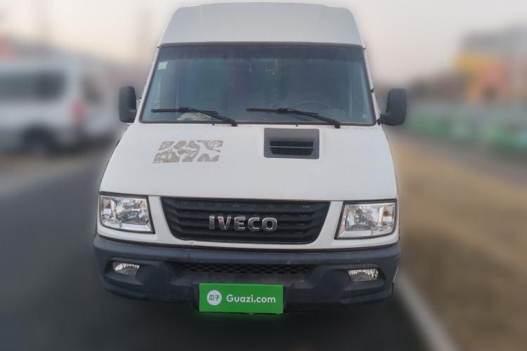 Used Iveco Daily 2021 2.5T A40 M1 Passenger Van 5-9 Seats Long Wheelbase Mid-Roof Design Dual Tires Manual Doors Front