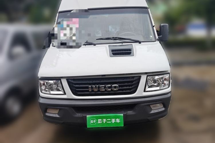 Used Iveco Daily 2021 2.5T A40 M1 Passenger Van 5-9 Seats Long Wheelbase Mid-Roof Design Dual Tires Manual Doors Front