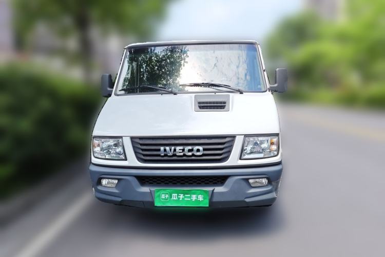 Used Iveco Daily 2021 2.8T V35 VAN厢式 van 3-seater short wheelbase low roof with dual tires and manual doors Front