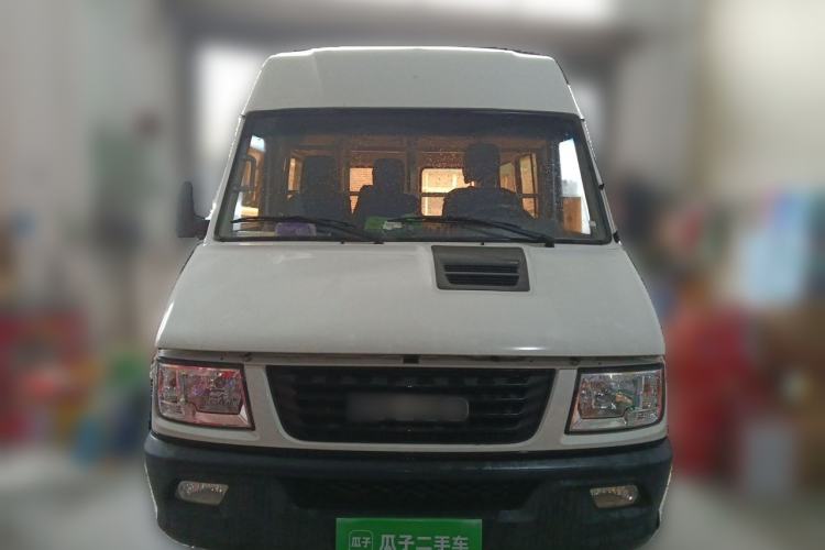 Used Iveco Daily 2021 2.5T A35 M1 Passenger Van 5-9 Seater Short Wheelbase Mid-Roof Design Dual Tires Side Sliding Door Front