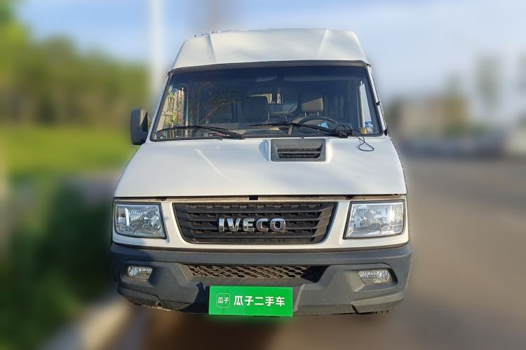 Used Iveco Daily 2021 2.8T V40 VAN厢式 Cargo Van 3-Seater Long Wheelbase Mid-Roof Design Dual Tires Manual Door Front