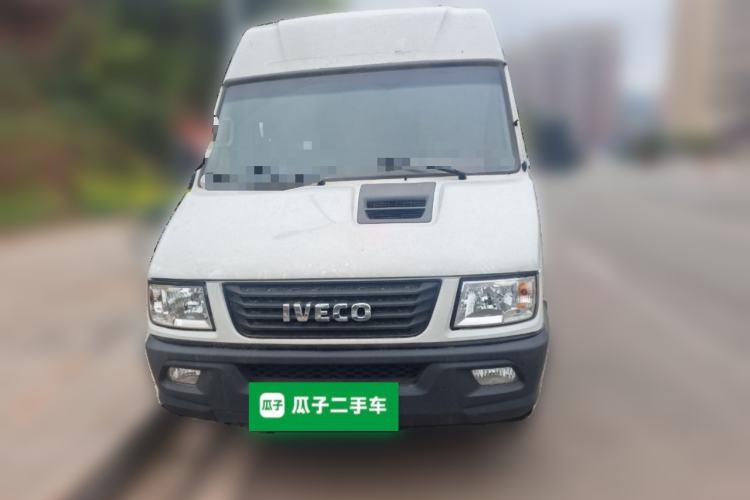 Used Iveco Daily 2021 2.5T V35 2-3 Seater Short Wheelbase Mid-Roof Design Dual Tires Manual Doors Front