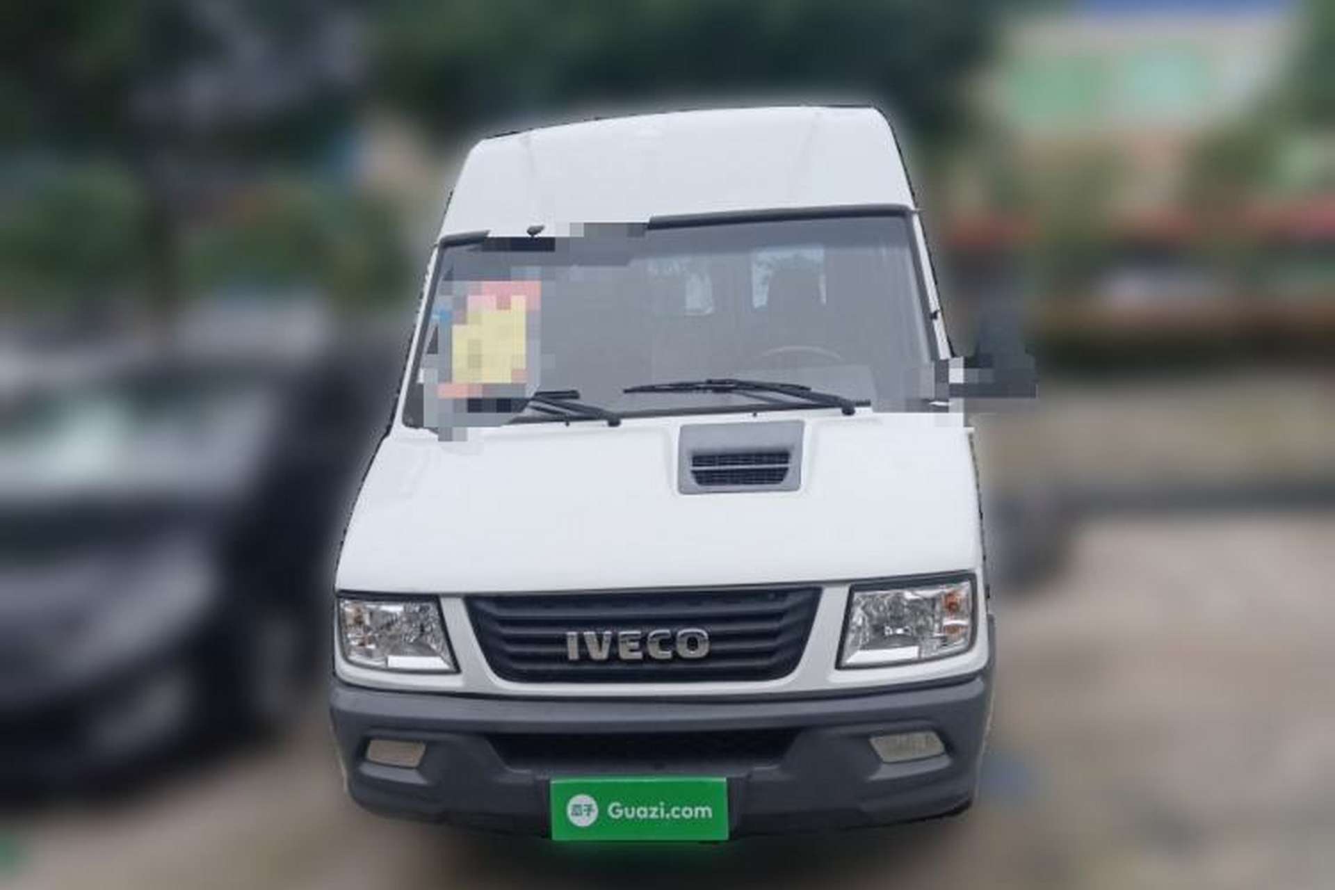 Used Iveco Daily 2021 2.5T A40 M1 Passenger Van 5-9 Seats Long Wheelbase Mid-Roof Design Dual Tires Manual Doors Front