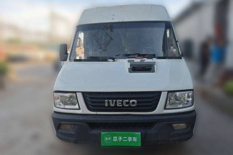 Used Iveco Daily 2021 2.8T V35 VAN厢式 van 3-seater short wheelbase mid-roof design with dual tires and manual doors Front