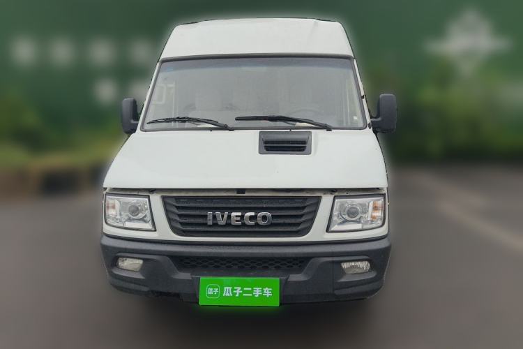Used Iveco Daily 2021 2.8T V40 VAN厢式 Cargo Van 3-Seater Long Wheelbase Mid-Roof Design Dual Tires Manual Door Front