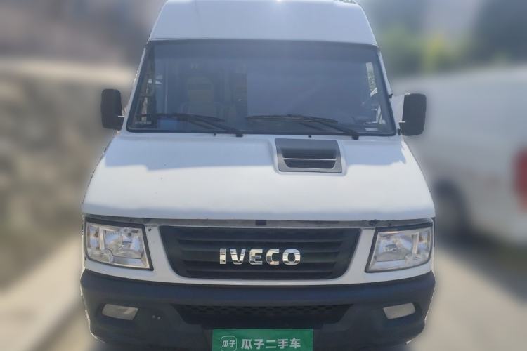 Used Iveco Daily 2021 2.5T V40 2-3 Seater Long Wheelbase Mid-Roof Dual Tires Manual Doors Front