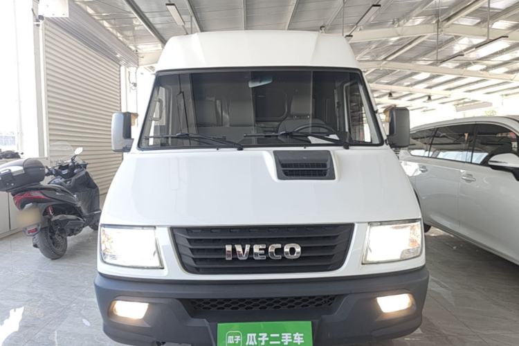 Used Iveco Daily 2021 2.8T V35 VAN厢式 Delivery Van 3-Seater Short Wheelbase Mid-Roof Design with Dual Tires and Side Sliding Doors Front