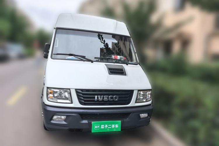 Used Iveco Daily 2021 2.8T V35 VAN厢式 Delivery Van 3-Seater Short Wheelbase Mid-Roof Design with Dual Tires and Side Sliding Doors Front
