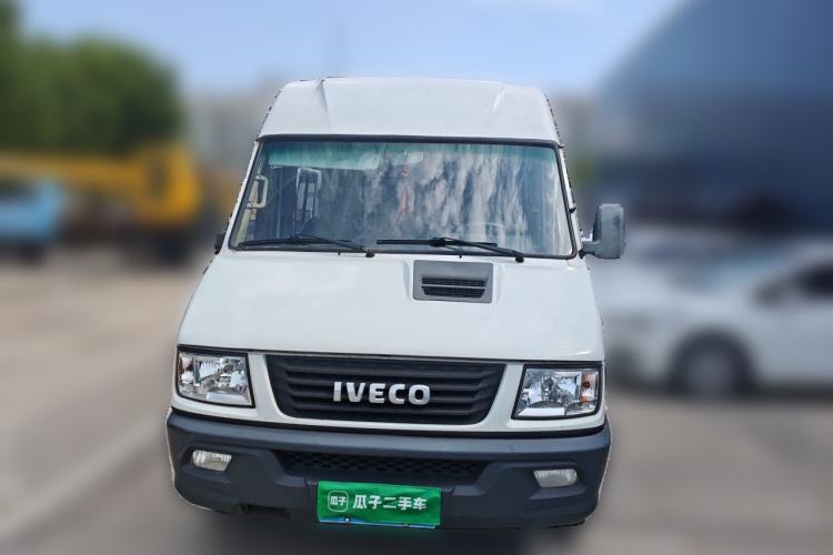 Used Iveco Daily 2021 2.5T A35 M1 Passenger Van 5-9 Seats Short Wheelbase Low Roof Single Tire Manual Doors Front