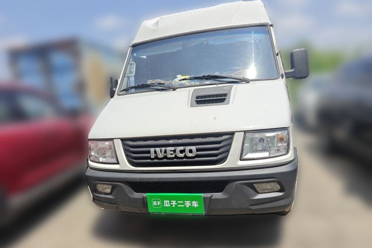 Used Iveco Daily 2021 2.5T V40 2-3 Seater Long Wheelbase Mid-Roof Dual Tires Manual Doors Front
