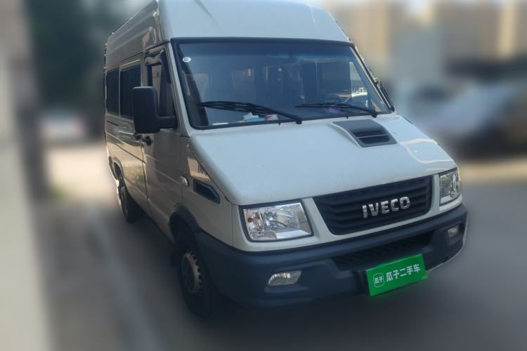 Used Iveco Daily 2021 2.5T A35 M1 Passenger Van 5-9 Seater Short Wheelbase Mid-Roof Design Single Tire Side-Sliding Door Front Right 45 Deg