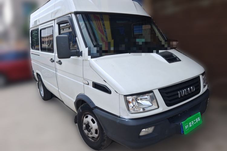 Used Iveco Daily 2021 2.5T A35 M1 Passenger Van 5-9 Seater Short Wheelbase Mid-Roof Design Dual Tires Side Sliding Door Front Right 45 Deg