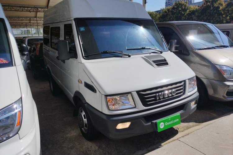 Used Iveco Daily 2021 2.5T A35 M1 Passenger Van 5-9 Seater Short Wheelbase Mid-Roof Design Dual Tires Side Sliding Door Front Right 45 Deg