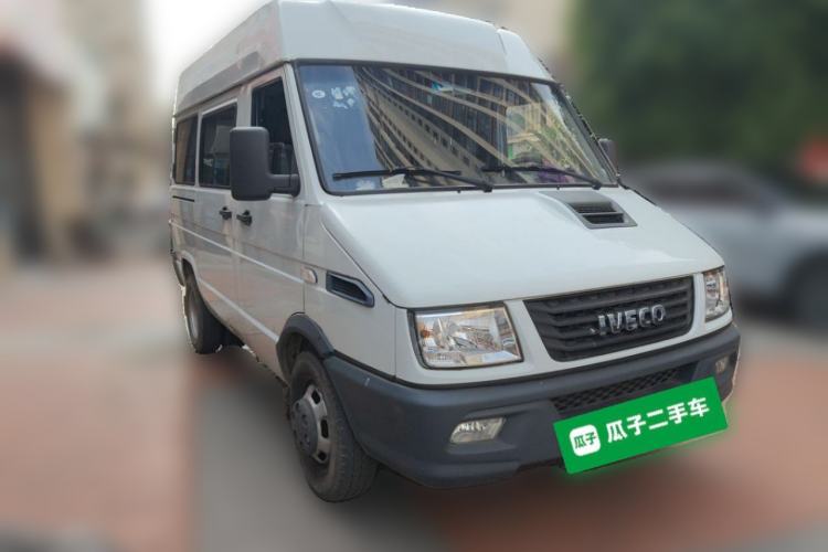 Used Iveco Daily 2021 2.5T A35 M1 Passenger Van 5-9 Seater Short Wheelbase Mid-Roof Design Dual Tires Side Sliding Door Front Right 45 Deg