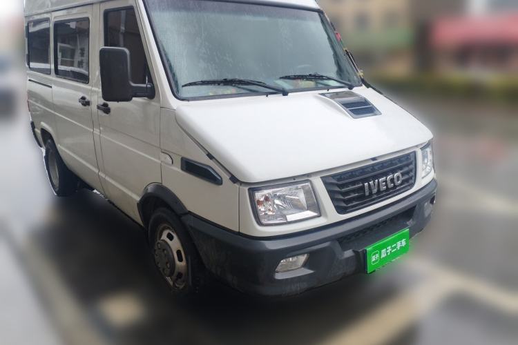 Used Iveco Daily 2021 2.5T A35 M1 Passenger Van 5-9 Seater Short Wheelbase Mid-Roof Design Dual Tires Side Sliding Door Front Right 45 Deg