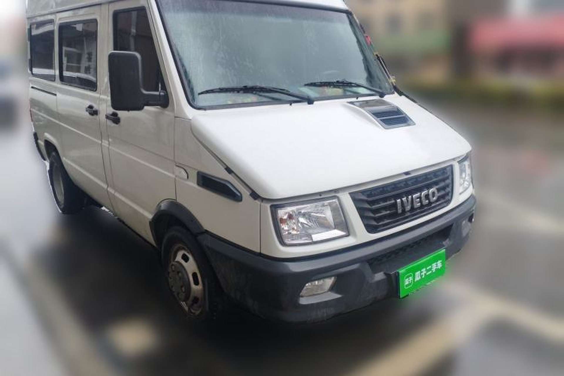 Used Iveco Daily 2021 2.5T A35 M1 Passenger Van 5-9 Seater Short Wheelbase Mid-Roof Design Dual Tires Side Sliding Door Front Right 45 Deg