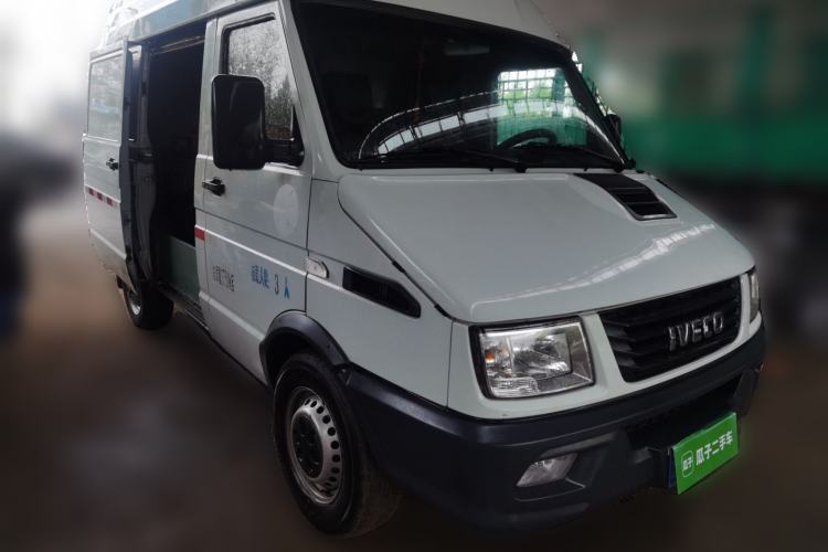 Used Iveco Daily 2021 2.8T V35 VAN厢式 van 3-seater short wheelbase mid-roof design single-tire side-hinged door Front Right 45 Deg
