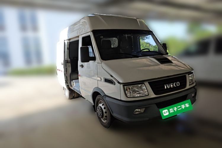 Used Iveco Daily 2021 2.8T V35 VAN厢式 van 3-seater short wheelbase mid-roof design with dual tires and manual doors Front Right 45 Deg