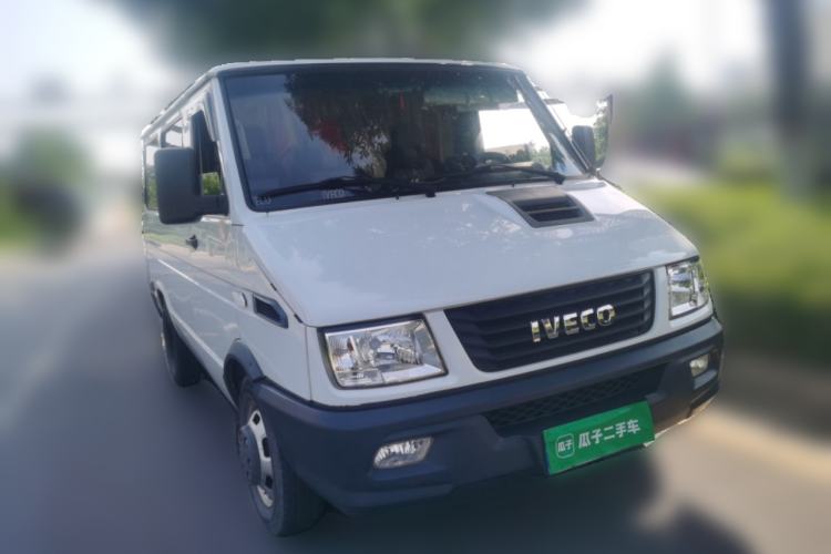 Used Iveco Daily 2021 2.5T A35 M1 Passenger Van 5-9 Seater Short Wheelbase Low Roof Dual Tires Manual Doors Front Right 45 Deg