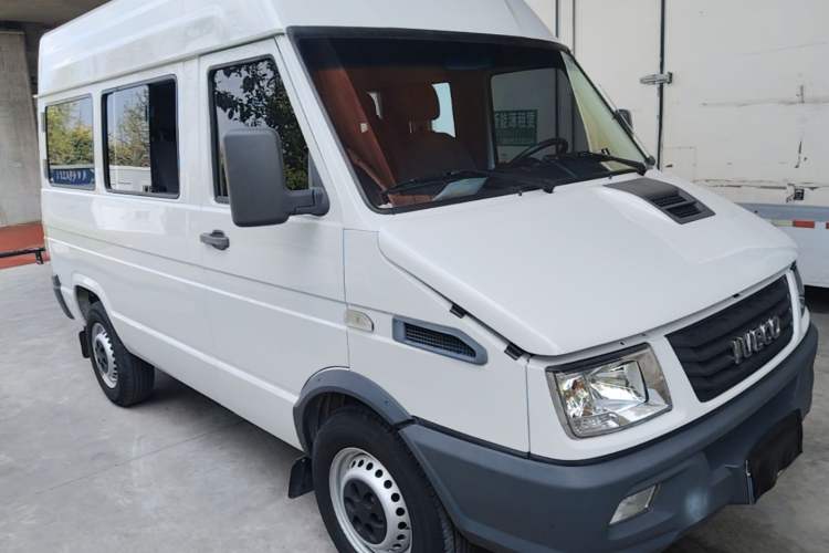 Used Iveco Daily 2021 2.5T A35 M1 Passenger Van 5-9 Seater Short Wheelbase Mid-Roof Design Single Tire Manual Doors Front Right 45 Deg