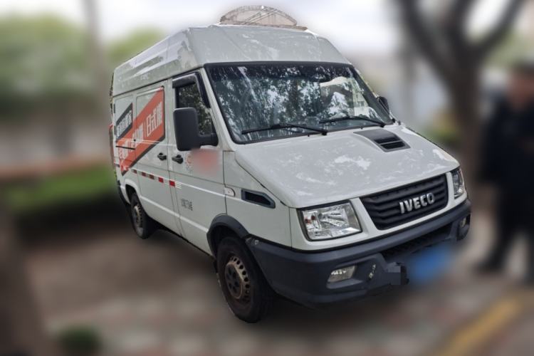 Used Iveco Daily 2021 2.8T V35 VAN厢式 van 3-seater short wheelbase mid-roof design single-tire side-hinged door Front Right 45 Deg