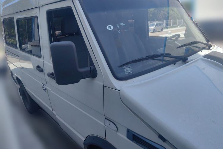 Used Iveco Daily 2021 2.5T A35 M1 Passenger Van 5-9 Seater Short Wheelbase Mid-Roof Design Dual Tires Side Sliding Door Front Right 45 Deg