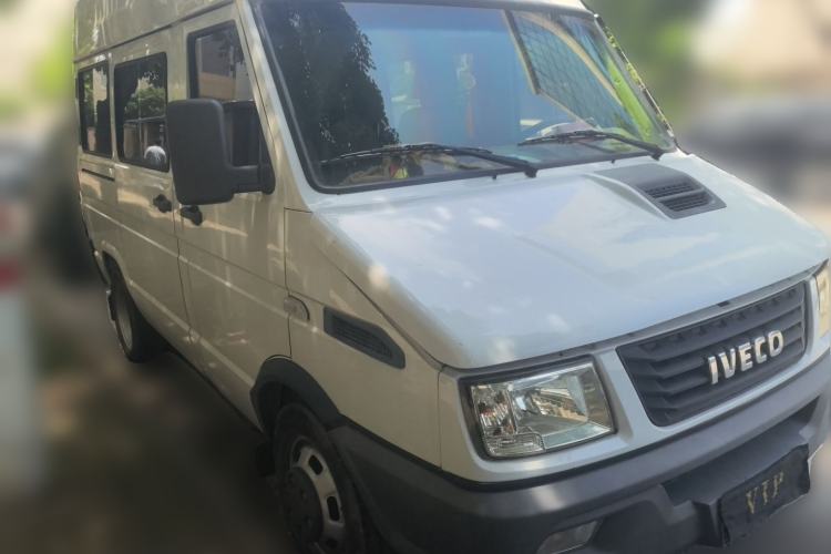 Used Iveco Daily 2021 2.5T A35 M1 Passenger Van 5-9 Seater Short Wheelbase Mid-Roof Design Dual Tires Side Sliding Door Front Right 45 Deg