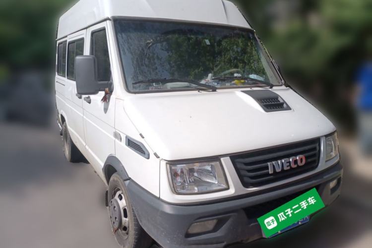 Used Iveco Daily 2021 2.5T A35 M1 Passenger Van 5-9 Seater Short Wheelbase Mid-Roof Design Dual Tires Side Sliding Door Front Right 45 Deg