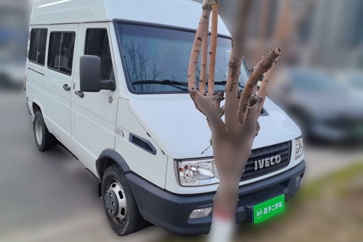 Used Iveco Daily 2021 2.5T A35 M1 Passenger Van 5-9 Seater Short Wheelbase Mid-Roof Design Dual Tires Side Sliding Door Front Right 45 Deg
