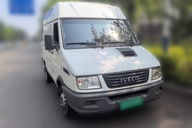 Used Iveco Daily 2021 2.5T V35 2-3 Seater Short Wheelbase Mid-Roof Design Dual Tires Manual Doors Front Right 45 Deg