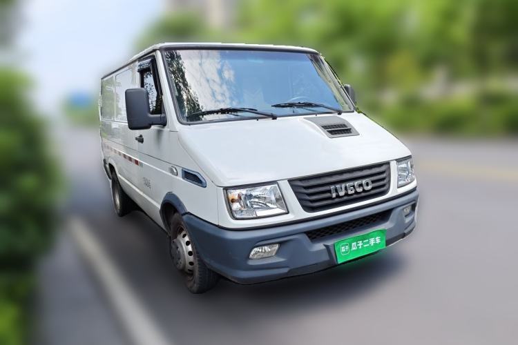 Used Iveco Daily 2021 2.8T V35 VAN厢式 van 3-seater short wheelbase low roof with dual tires and manual doors Front Right 45 Deg