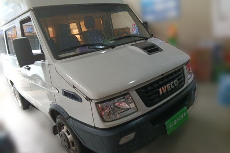 Used Iveco Daily 2021 2.5T A35 M1 Passenger Van 5-9 Seater Short Wheelbase Mid-Roof Design Dual Tires Side Sliding Door Front Right 45 Deg