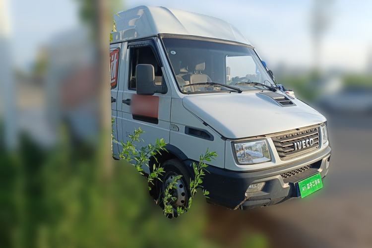 Used Iveco Daily 2021 2.8T V40 VAN厢式 Cargo Van 3-Seater Long Wheelbase Mid-Roof Design Dual Tires Manual Door Front Right 45 Deg