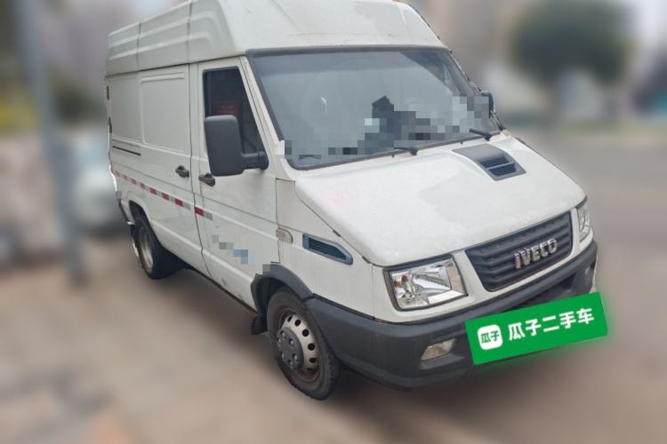 Used Iveco Daily 2021 2.5T V35 2-3 Seater Short Wheelbase Mid-Roof Design Dual Tires Manual Doors Front Right 45 Deg