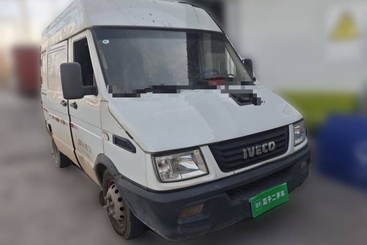Used Iveco Daily 2021 2.8T V35 VAN厢式 van 3-seater short wheelbase mid-roof design with dual tires and manual doors Front Right 45 Deg