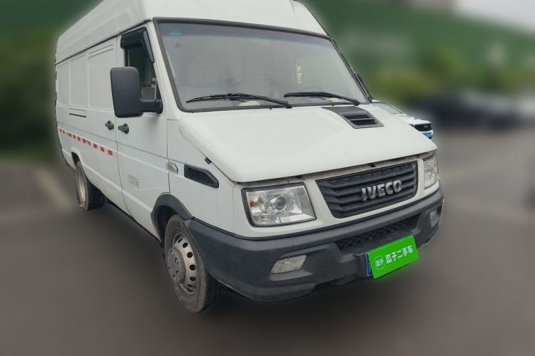 Used Iveco Daily 2021 2.8T V40 VAN厢式 Cargo Van 3-Seater Long Wheelbase Mid-Roof Design Dual Tires Manual Door Front Right 45 Deg