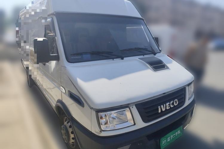 Used Iveco Daily 2021 2.5T V40 2-3 Seater Long Wheelbase Mid-Roof Dual Tires Manual Doors Front Right 45 Deg