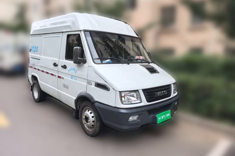 Used Iveco Daily 2021 2.8T V35 VAN厢式 Delivery Van 3-Seater Short Wheelbase Mid-Roof Design with Dual Tires and Side Sliding Doors Front Right 45 Deg