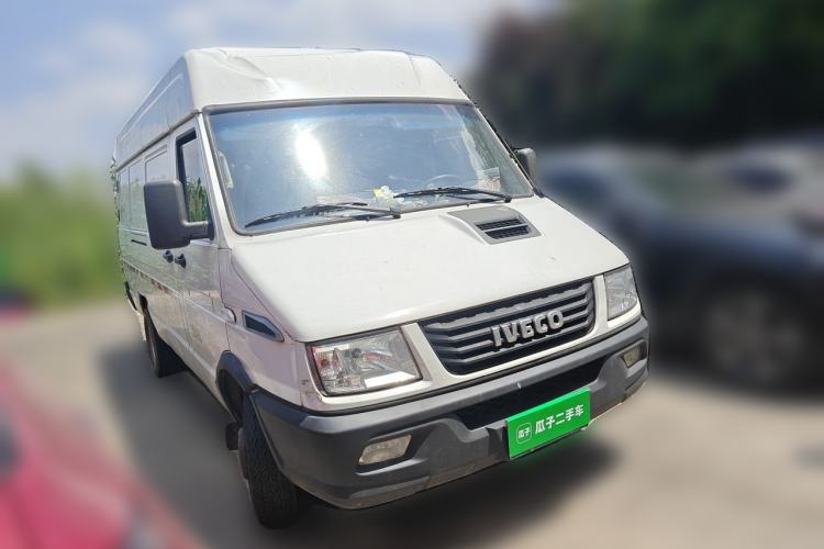 Used Iveco Daily 2021 2.5T V40 2-3 Seater Long Wheelbase Mid-Roof Dual Tires Manual Doors Front Right 45 Deg
