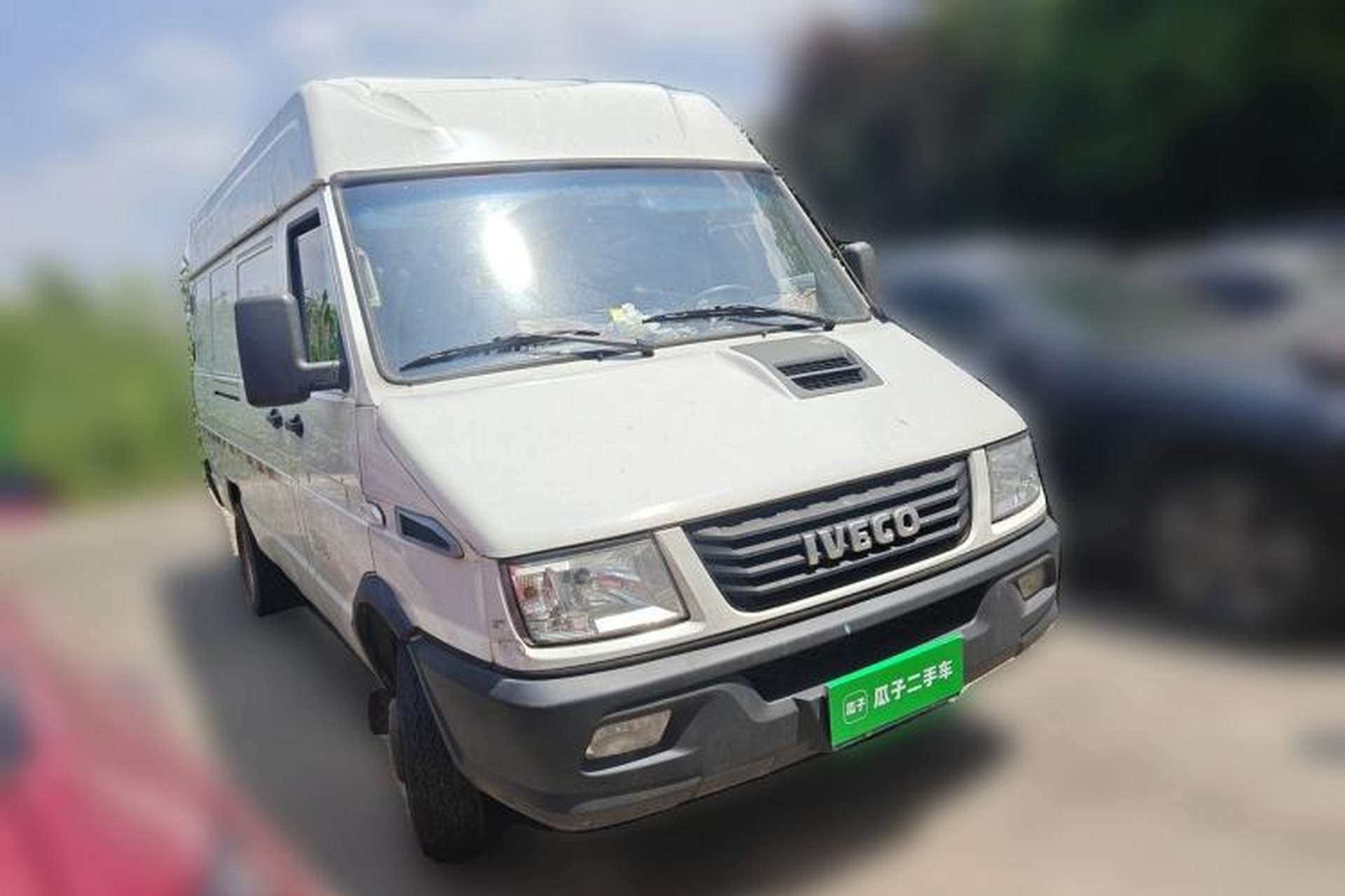 Used Iveco Daily 2021 2.5T V40 2-3 Seater Long Wheelbase Mid-Roof Dual Tires Manual Doors Front Right 45 Deg