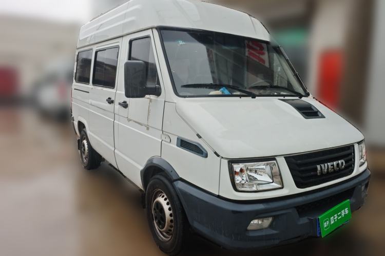 Used Iveco Daily 2021 2.5T A35 M1 Passenger Van 5-9 Seater Short Wheelbase Mid-Roof Design Single Tire Side-Sliding Door Front Right 45 Deg