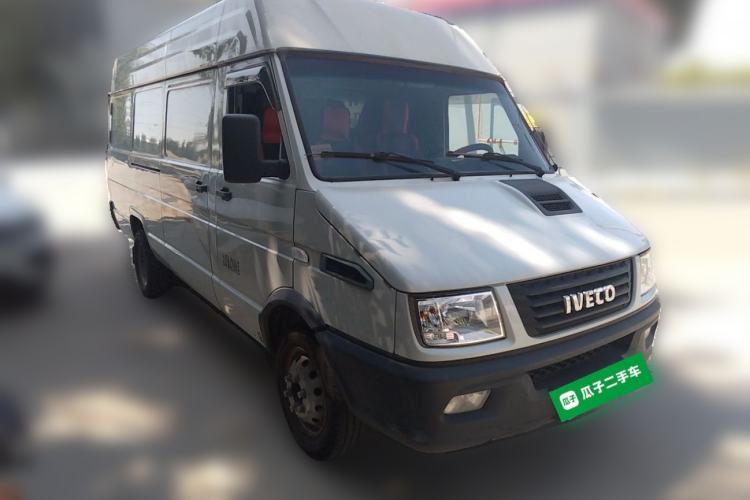 Used Iveco Daily 2021 2.8T V40 VAN厢式 Cargo Van 3-Seater Long Wheelbase Mid-Roof Design Dual Tires Manual Door Front Right 45 Deg