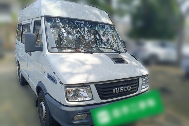 Used Iveco Daily 2021 2.5T A35 M1 Passenger Van 5-9 Seater Short Wheelbase Mid-Roof Design Single Tire Side-Sliding Door Front Right 45 Deg