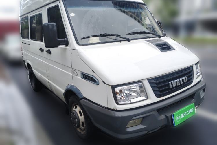Used Iveco Daily 2021 2.5T A35 M1 Passenger Van 5-9 Seater Short Wheelbase Mid-Roof Design Dual Tires Manual Doors Front Right 45 Deg