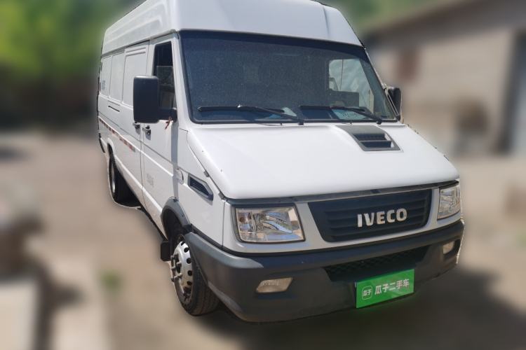 Used Iveco Daily 2021 2.8T V40 VAN厢式 Cargo Van 3-Seater Long Wheelbase Mid-Roof Design Dual Tires Manual Door Front Right 45 Deg