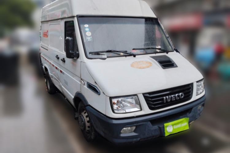 Used Iveco Daily 2021 2.8T V35 VAN厢式 Delivery Van 3-Seater Short Wheelbase Mid-Roof Design with Dual Tires and Side Sliding Doors Front Right 45 Deg