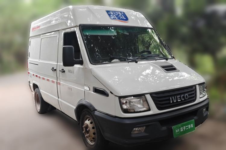 Used Iveco Daily 2021 2.8T V35 VAN厢式 van 3-seater short wheelbase mid-roof design with dual tires and manual doors Front Right 45 Deg
