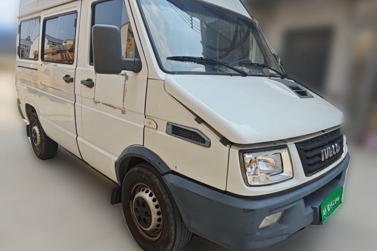 Used Iveco Daily 2021 2.5T A35 M1 Passenger Van 5-9 Seater Short Wheelbase Mid-Roof Design Single Tire Side-Sliding Door Front Right 45 Deg
