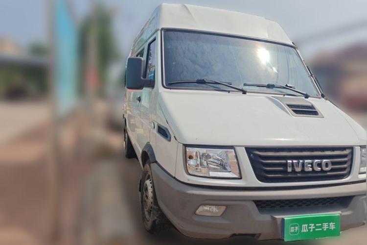 Used Iveco Daily 2021 2.5T A35 M1 Passenger Van 5-9 Seater Short Wheelbase Mid-Roof Design Single Tire Manual Doors Front Right 45 Deg