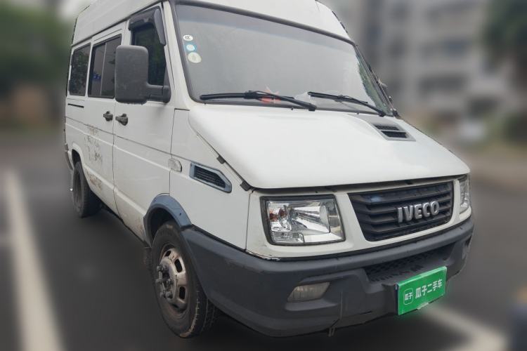 Used Iveco Daily 2021 2.5T A35 M1 Passenger Van 5-9 Seater Short Wheelbase Mid-Roof Design Dual Tires Manual Doors Front Right 45 Deg